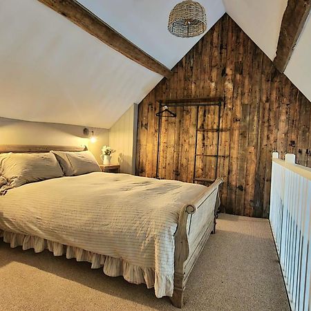 The Threshing Barn At Penrhos Court Villa Kington  Room photo