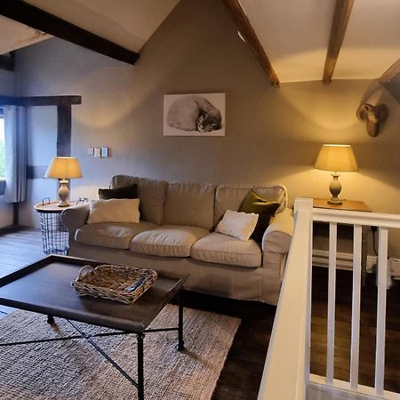 The Threshing Barn At Penrhos Court Villa Kington  Room photo