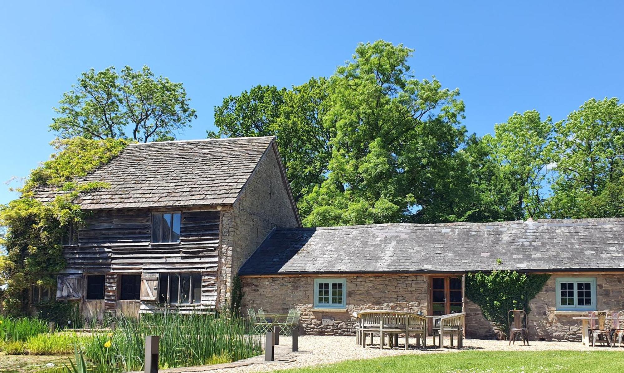 The Threshing Barn At Penrhos Court Villa Kington  Room photo
