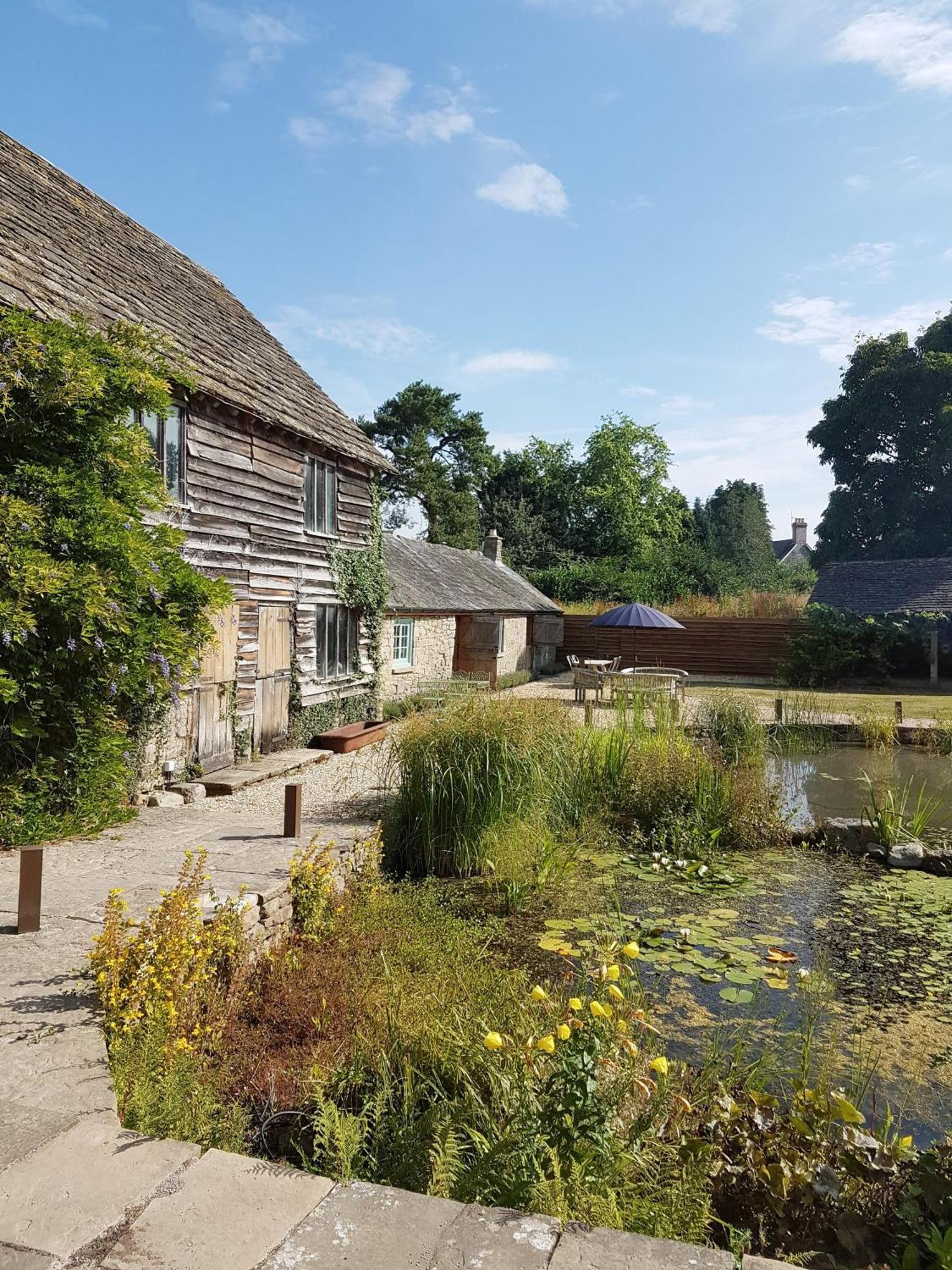 The Threshing Barn At Penrhos Court Villa Kington  Room photo